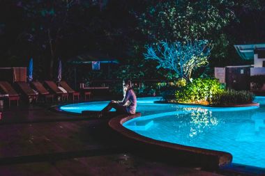 Kız bir tatil Yüzme Havuzu yakınındaki