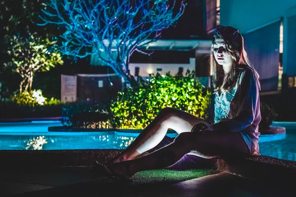 Chica cerca de Piscina en un Resort — Foto de Stock