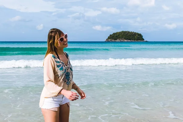 Menina em Kata Beach em Phuket Island, Tailândia — Fotografia de Stock