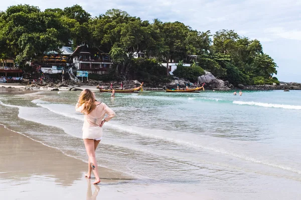 Menina em Kata Beach em Phuket Island, Tailândia — Fotografia de Stock