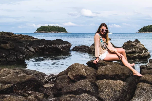 プーケット島、タイのカタ ビーチで女の子 — ストック写真