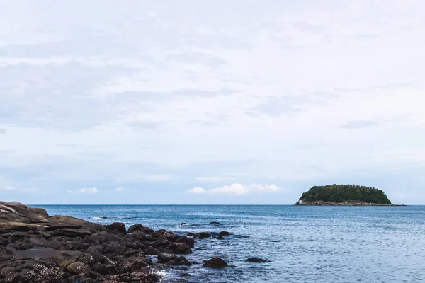 Playa de Kata en Phuket Island, Tailandia — Foto de Stock