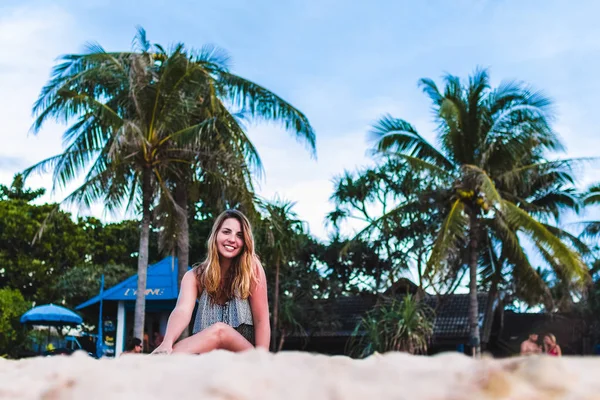 Flicka på Karon Beach i Phuket Island, Thailand — Stockfoto