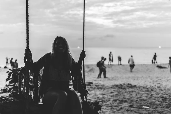 Chica en la playa de Karon en Phuket Island, Tailandia — Foto de Stock