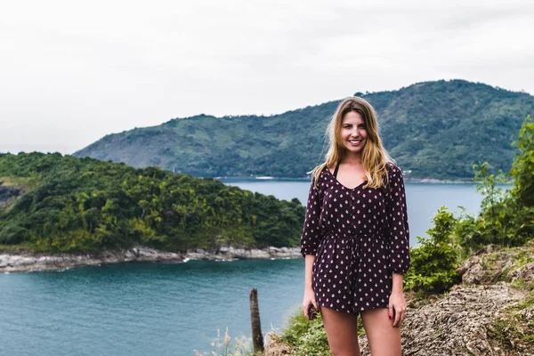 Menina perto de Ilhas em Phuket Island, Tailândia — Fotografia de Stock