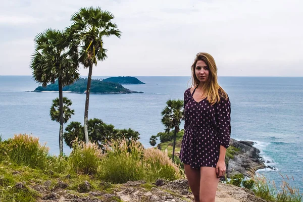 Meisje in de buurt van eilanden in Phuket Island, Thailand — Stockfoto