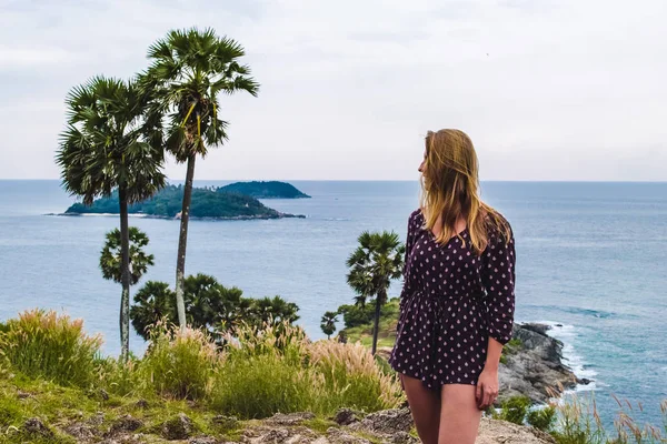 Menina perto de Ilhas em Phuket Island, Tailândia — Fotografia de Stock