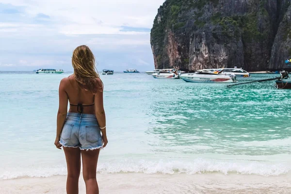 Fille à Maya Bay ("La plage") dans les îles Phi Phi, Thaïlande — Photo