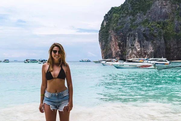 Ragazza a Maya Bay ("The Beach") in Phi Phi Islands, Thailandia — Foto Stock