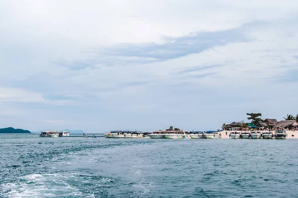 Cerca de Phi Phi Islands en Tailandia — Foto de Stock