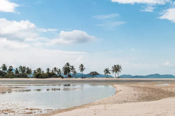 Playa Tropical en Phang Nga Bay, Tailandia — Foto de Stock