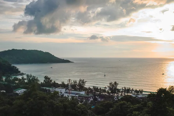 Vista elevada de la isla de Phuket al atardecer, Tailandia — Foto de Stock