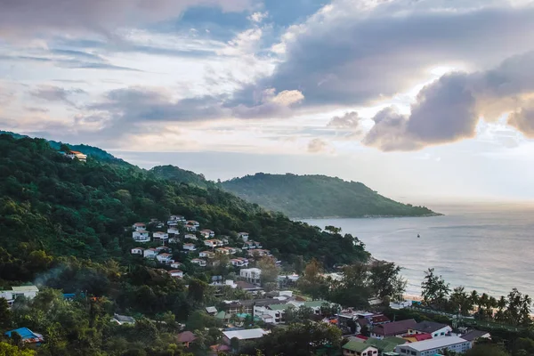 Vista elevada de la isla de Phuket al atardecer, Tailandia — Foto de Stock