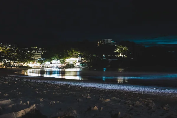 Spiaggia di Kata di notte nell'isola di Phuket, Thailandia — Foto Stock