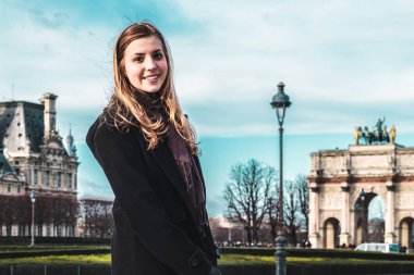Kız Paris'te Louvre Müzesi'nde
