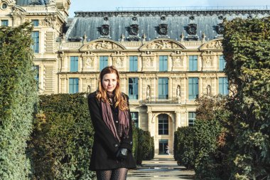 Kız Paris'te Louvre Müzesi'nde