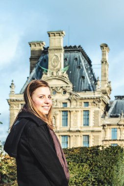 Kız Paris'te Louvre Müzesi'nde