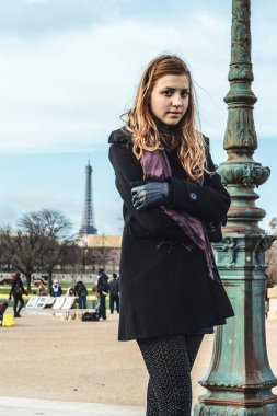 Kız Paris'te Louvre Müzesi'nde