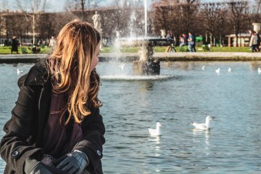 Kız Tuileries bahçesinde Paris, Fransa