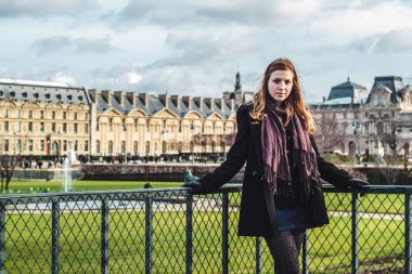 Kız Paris'te Louvre Musée du Louvre yakınındaki