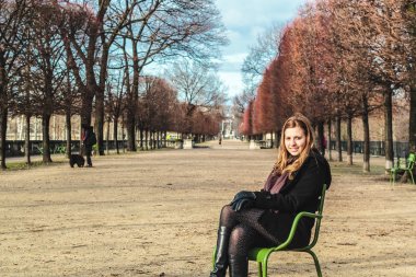 Kız Tuileries bahçesinde Paris, Fransa