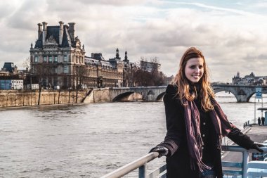 Kız Paris'te Louvre Musée du Louvre yakınındaki