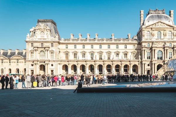 Museu do Louvre em Paris, França — Fotografia de Stock