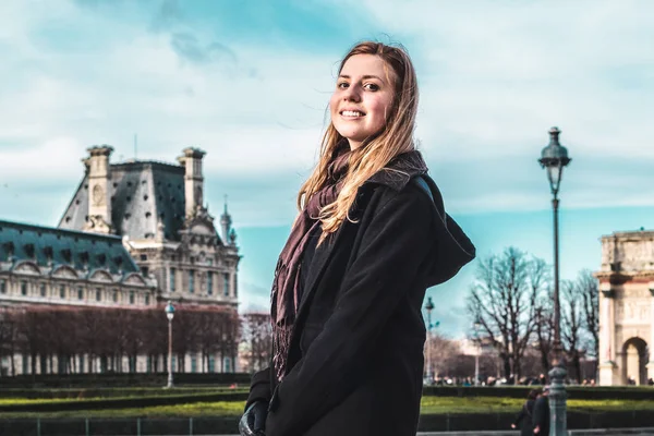 Meisje op het Louvre Museum in Parijs, Frankrijk — Stockfoto