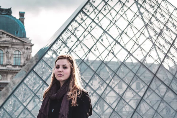 パリ、フランスのルーブル美術館で女の子 — ストック写真