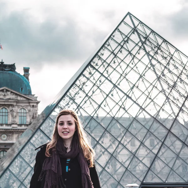 Chica en el Museo del Louvre en París, Francia — Foto de Stock