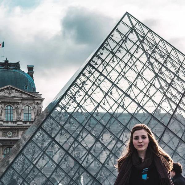 Chica en el Museo del Louvre en París, Francia — Foto de Stock
