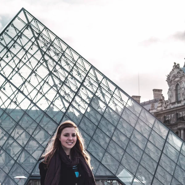 Дівчина в музей Лувр, Париж — стокове фото