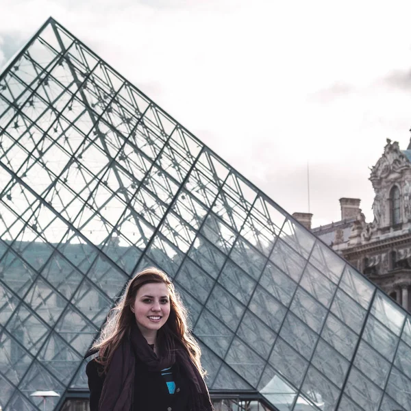 Chica en el Museo del Louvre en París, Francia — Foto de Stock