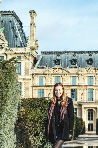 Menina no Museu do Louvre em Paris, França — Fotografia de Stock