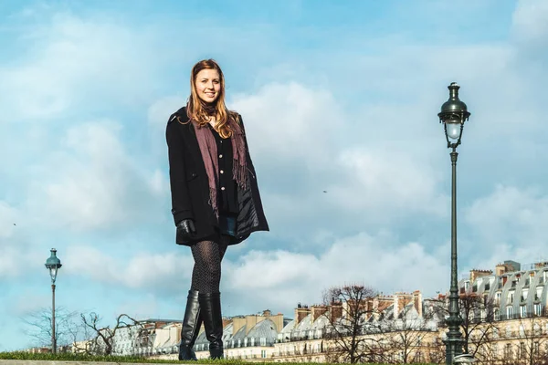 Chica en el Museo del Louvre en París, Francia —  Fotos de Stock