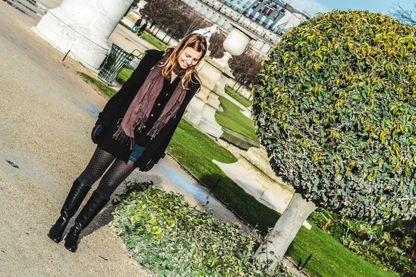 Meisje op de tuin van de Tuilerieën in Parijs, Frankrijk — Stockfoto