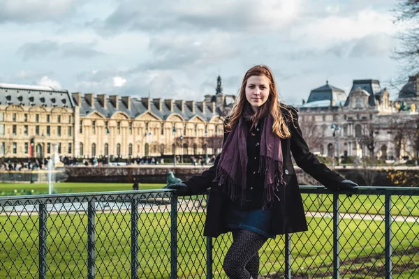 パリ、フランスのルーブル美術館近くの女の子 — ストック写真