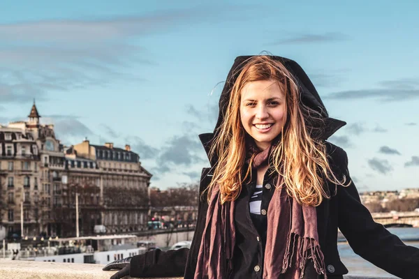 Chica cerca de Seine River en Paris, Francia —  Fotos de Stock