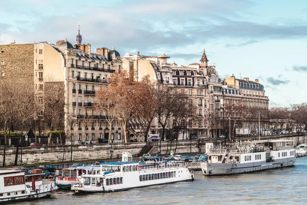 ボートやフランスのパリでセーヌ川の近くの建物 — ストック写真