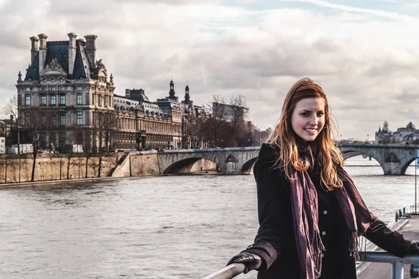 Chica cerca del Museo del Louvre en París, Francia —  Fotos de Stock