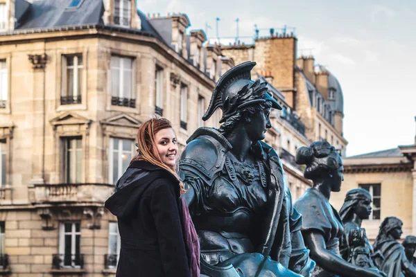 Chica y estatuas cerca del Museo del Louvre en París, Francia —  Fotos de Stock