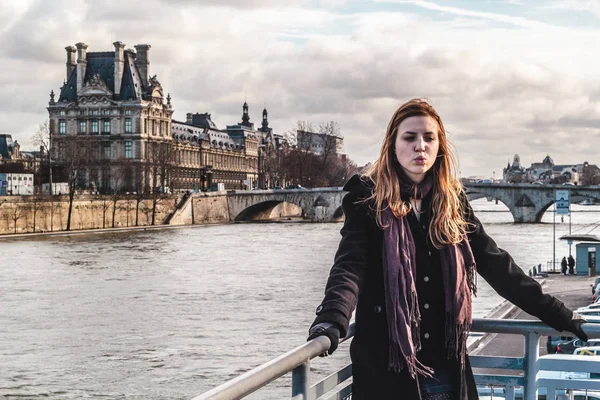 パリ、フランスのルーブル美術館近くの女の子 — ストック写真
