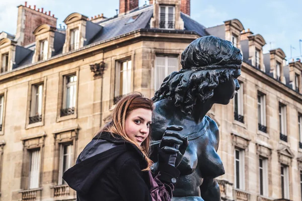 Chica y estatuas cerca del Museo del Louvre en París, Francia —  Fotos de Stock