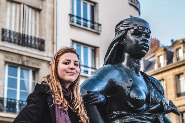 Chica y estatuas cerca del Museo del Louvre en París, Francia —  Fotos de Stock