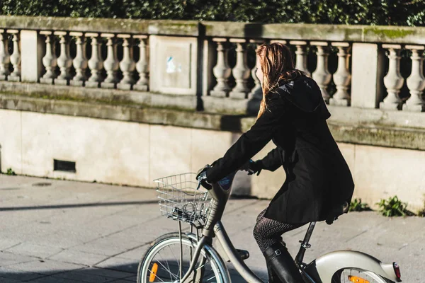 Chica montando su bicicleta en París, Francia — Foto de Stock