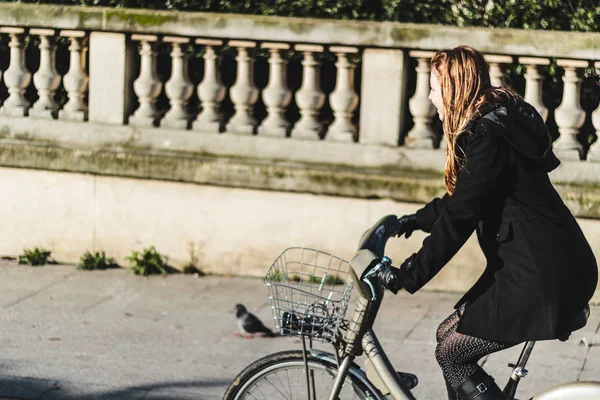 Chica montando su bicicleta en París, Francia — Foto de Stock
