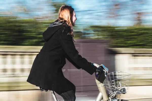 Flicka ridning hennes cykel i Paris, Frankrike — Stockfoto