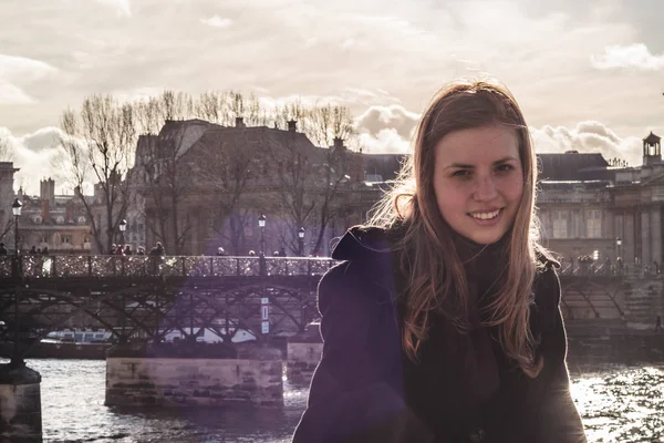 Girl in Front of Arts Bridge (Pont des Arts) en París, Francia — Foto de Stock