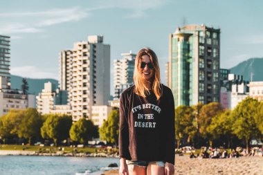 Kız İngilizce Bay Beach deki Vancouver, Bc, Kanada