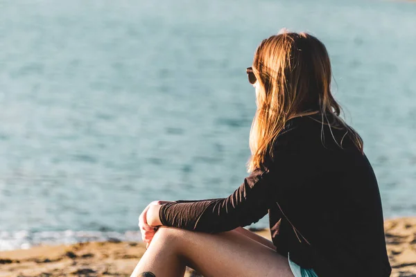 Girl at English Bay Beach in Vancouver, BC, Canada — Stock Photo, Image